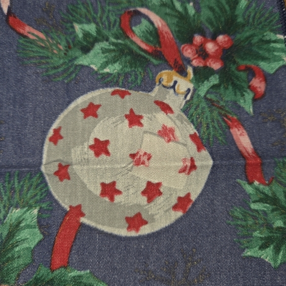 Set of 8 Vintage Christmas Table Napkins Picturing Vintage Christmas Ornaments - Picture 5 of 8